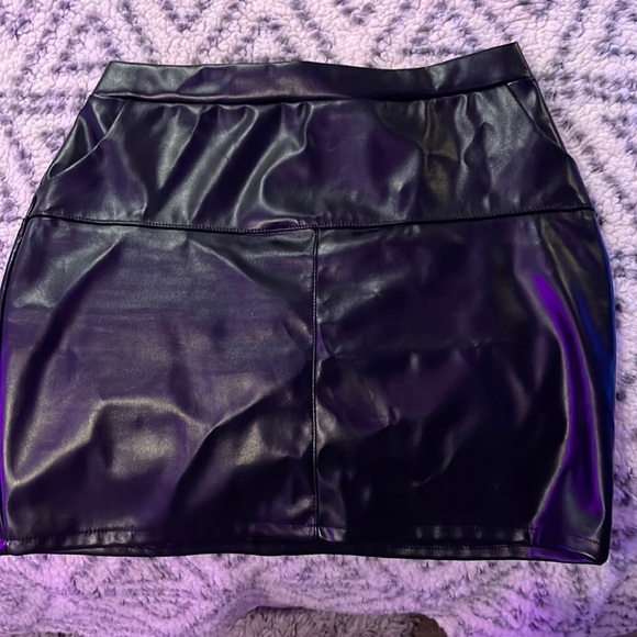 Worn once : Leather body-con skirt - Picture 1 of 3